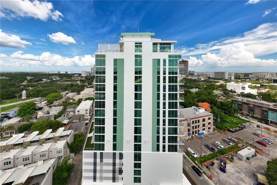Condo located in St. Petersburg, FL showcasing its design and architecture (Image 4).