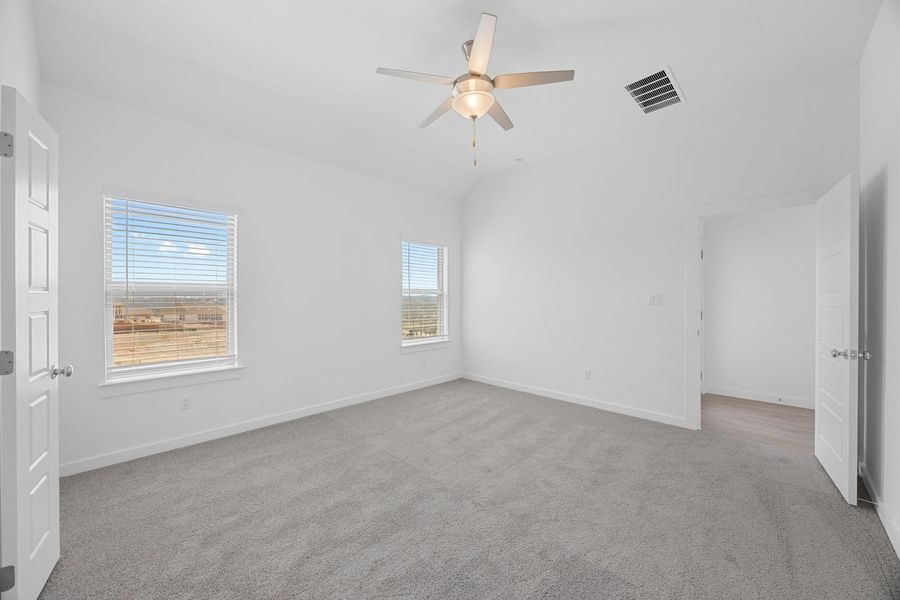 Spacious, unfurnished interior of a new home in Trinity Ranch, Elgin (Image 21).