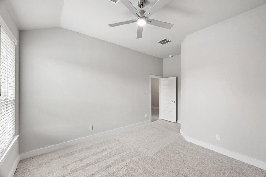 Spacious, unfurnished interior of a new home in Barton Creek Ranch, Conroe (Image 34).