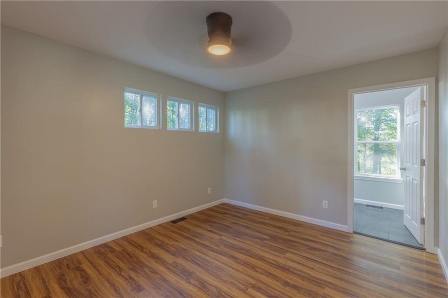 Spacious, unfurnished interior of a new home in , Menlo (Image 28).