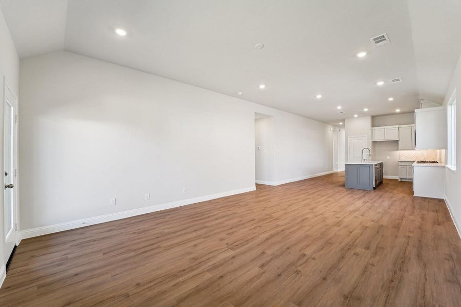 Spacious, unfurnished interior of a new home in Evergreen 40', Conroe (Image 17).
