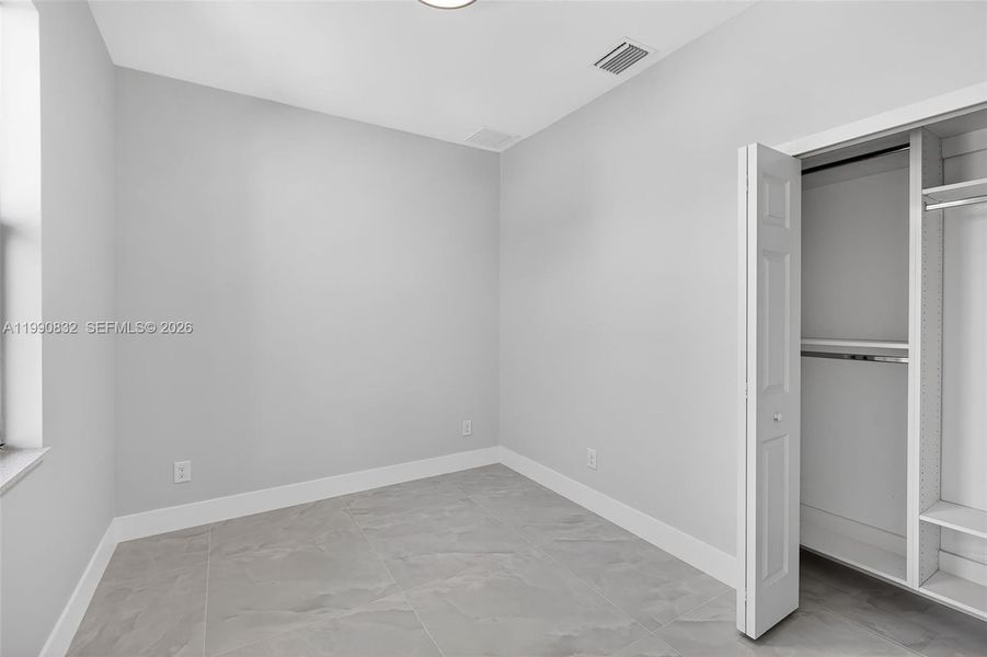 Spacious, unfurnished interior of a new home in , Lehigh Acres (Image 27).