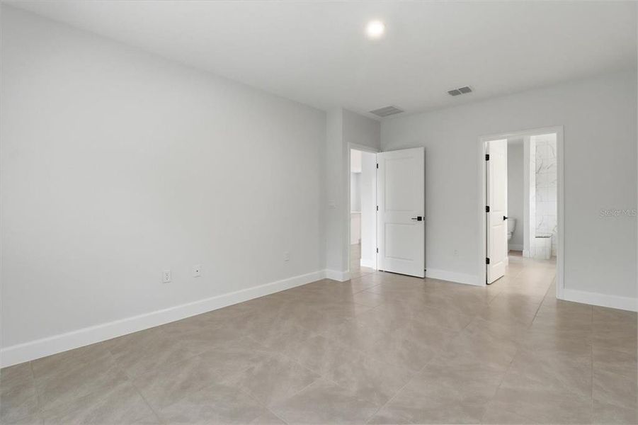 Spacious, unfurnished interior of a new home in , Dunnellon (Image 31).