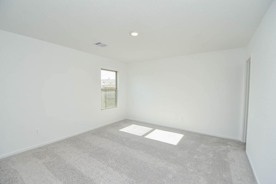 Spacious, unfurnished interior of a new home in Ladera Trails, Conroe (Image 18).