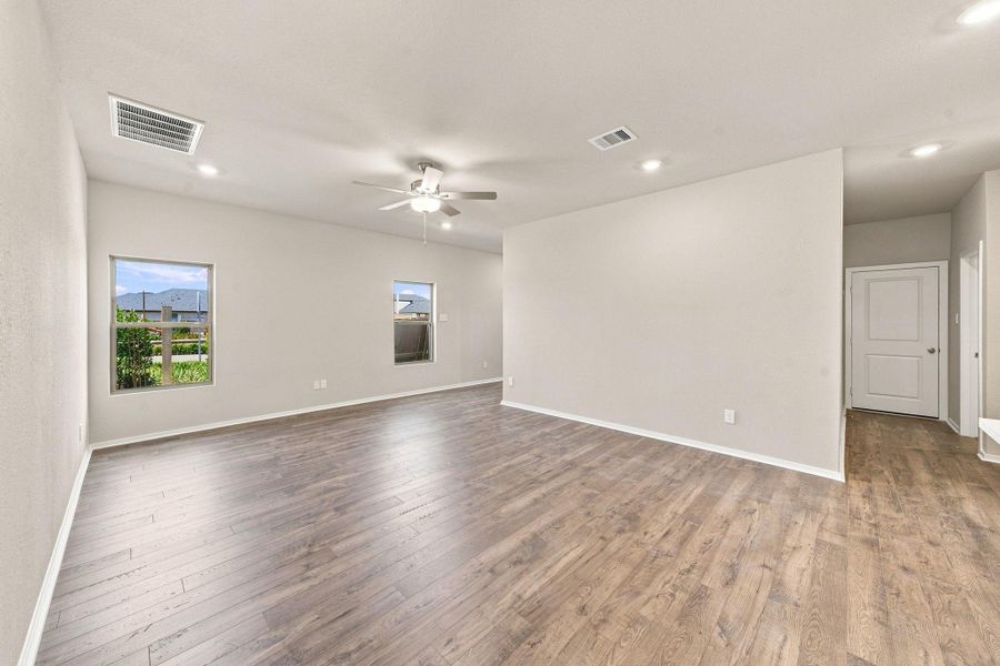 Spacious, unfurnished interior of a new home in Laurel Landing, Alvin (Image 22).
