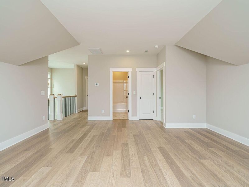 030-1280x960-bonus-room