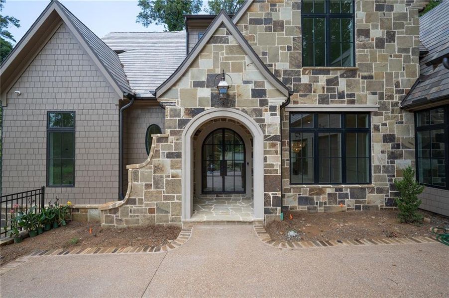 Exterior details and patio area of a home in Blue Heron Walk, Atlanta (Image 3).
