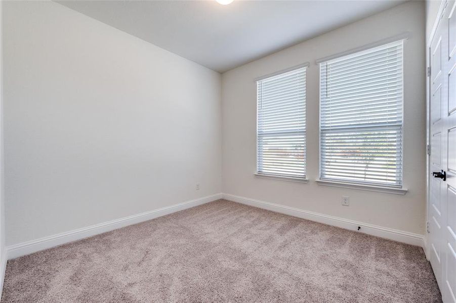 Spacious, unfurnished interior of a new home in Eagle Creek, Denton (Image 13).
