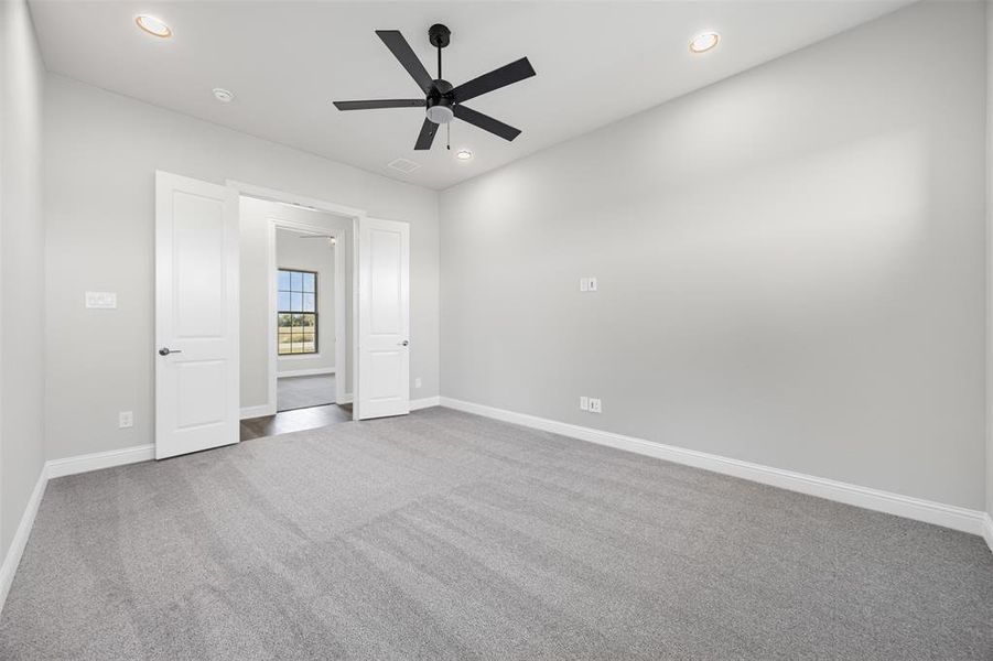 Spacious, unfurnished interior of a new home in Waterfall Ranch - 1 Acre Lots, Waxahachie (Image 18). Spacious, unfurnished interior of a new home in Waterfall Ranch - 1 Acre Lots, Waxahachie (Image 18).