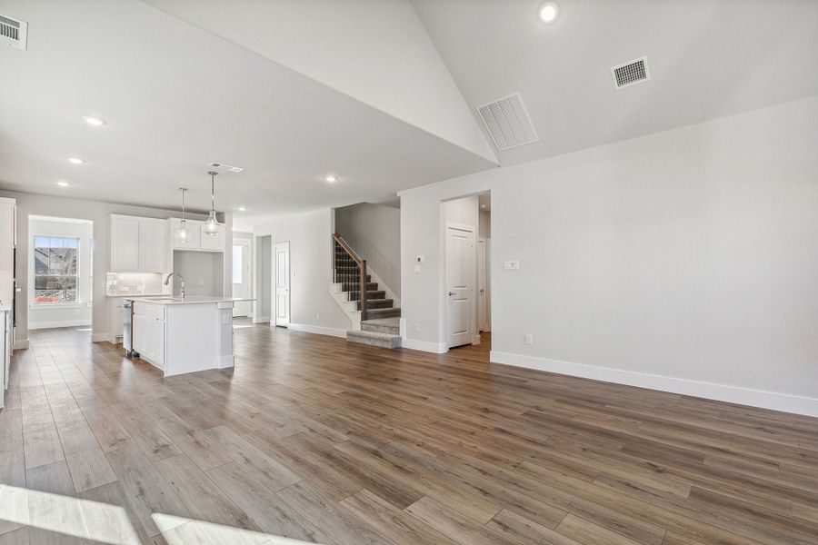 Spacious, unfurnished interior of a new home in Dove Hollow, Waxahachie (Image 15).