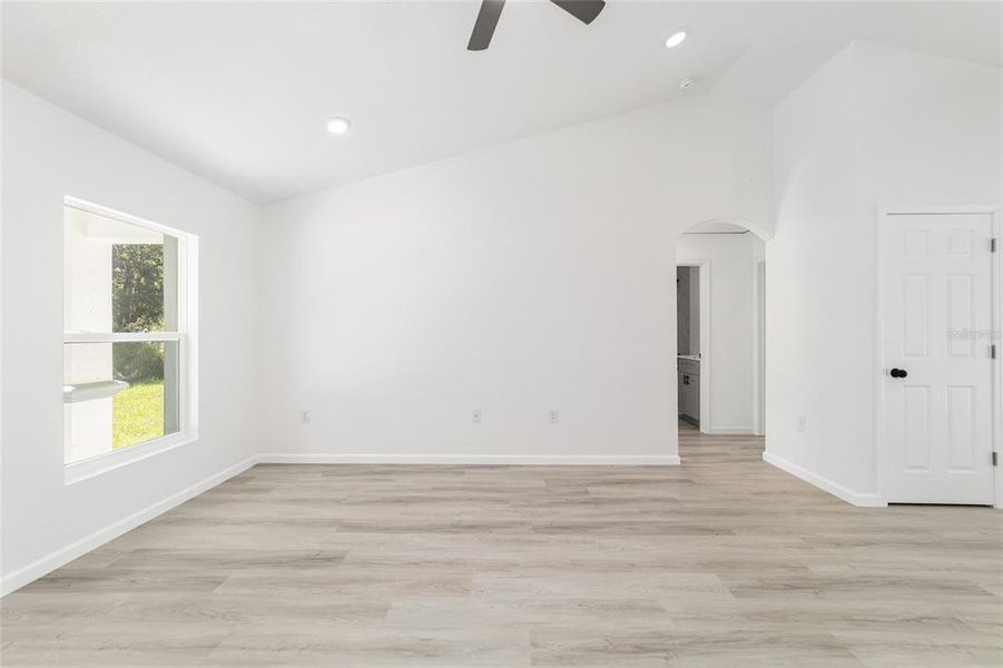 Spacious, unfurnished interior of a new home in , Ocala (Image 23).
