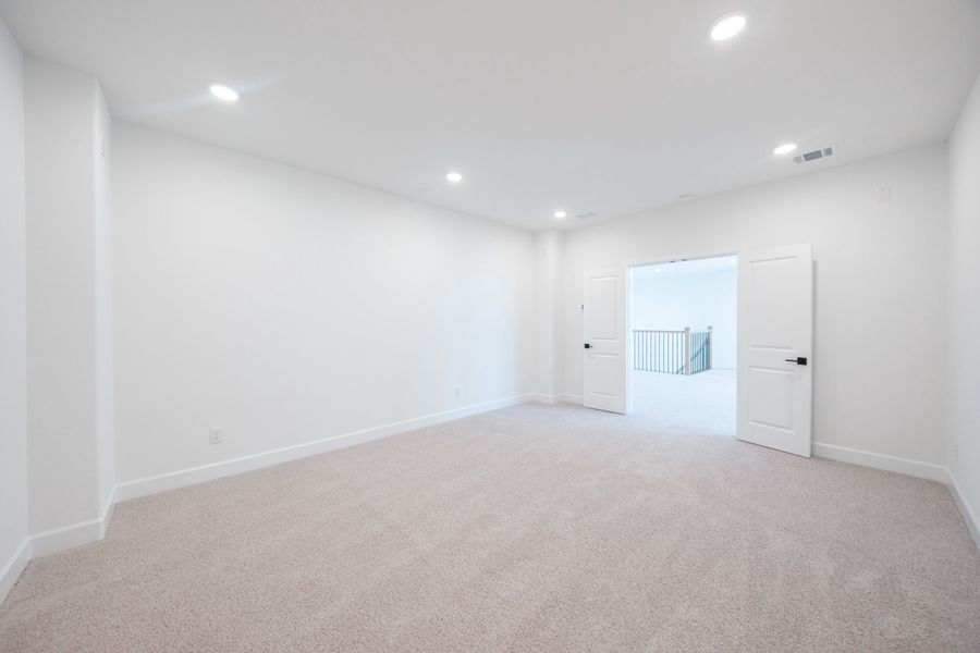 Spacious, unfurnished interior of a new home in Heath Golf and Yacht Club, Heath (Image 20).