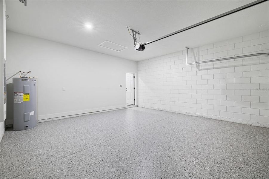 Spacious, unfurnished interior of a new home in , Citrus Springs (Image 10).