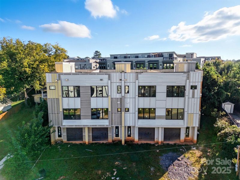 Condo located in Charlotte, NC showcasing its design and architecture (Image 4).