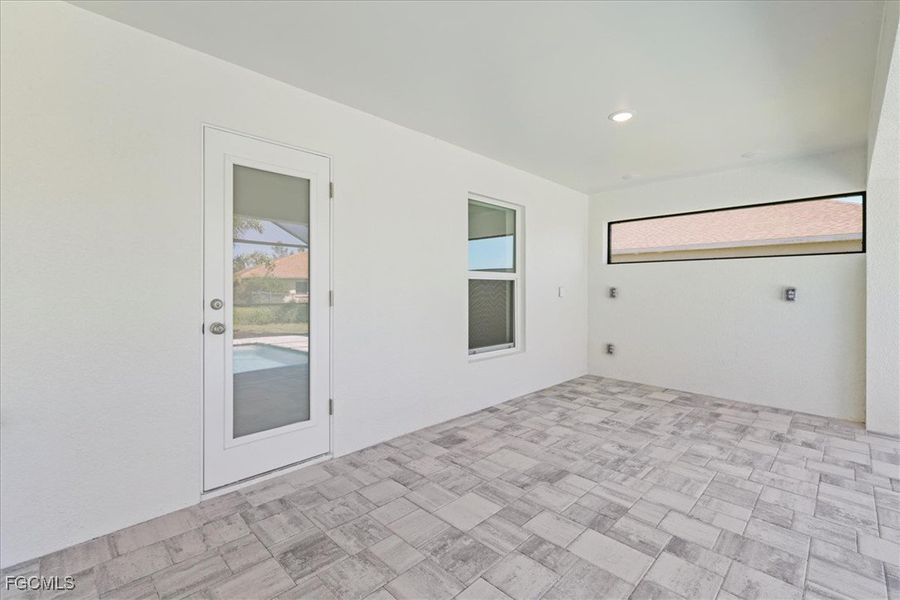 Spacious, unfurnished interior of a new home in Cape Coral, Cape Coral (Image 31).