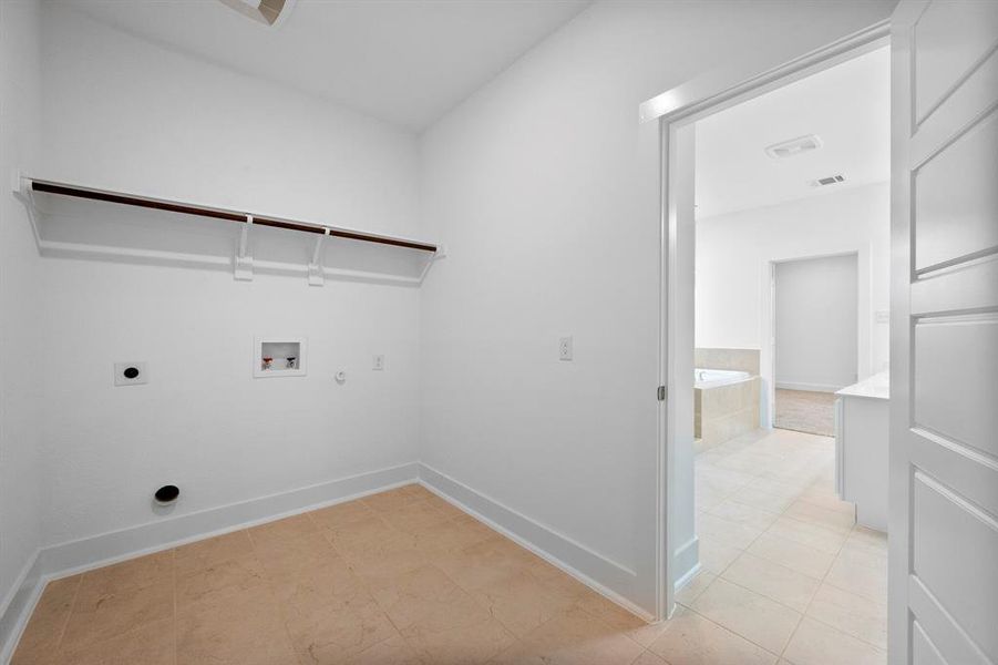 Spacious, unfurnished interior of a new home in Heritage Towne, Midlothian (Image 22).