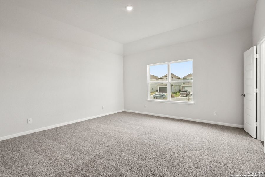 Spacious, unfurnished interior of a new home in Melissa Ranch, San Antonio (Image 16).