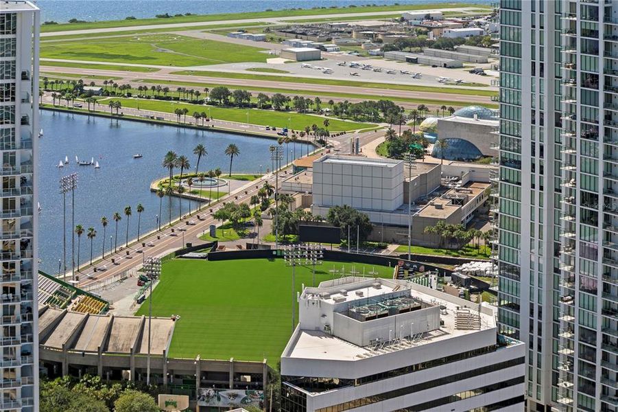 Condo located in St. Petersburg, FL showcasing its design and architecture (Image 33).