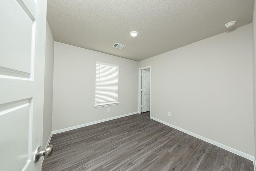 Spacious, unfurnished interior of a new home in Mackenzie Creek, Conroe (Image 13).