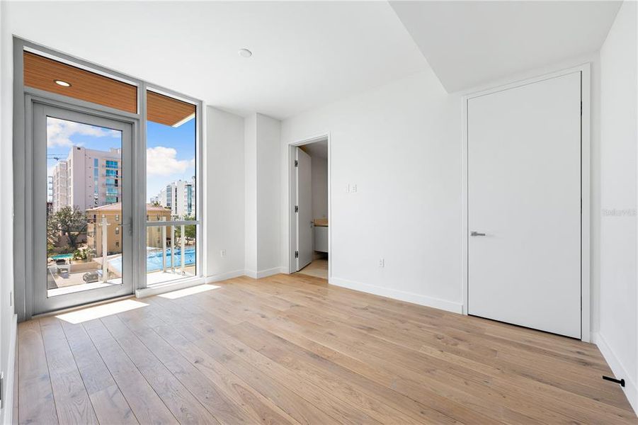 Spacious, unfurnished interior of a new home in , Sarasota (Image 23).