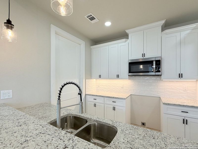 Furnished interior view inside a new home in , La Vernia (Image 8). Furnished interior view inside a new home in , La Vernia (Image 8).