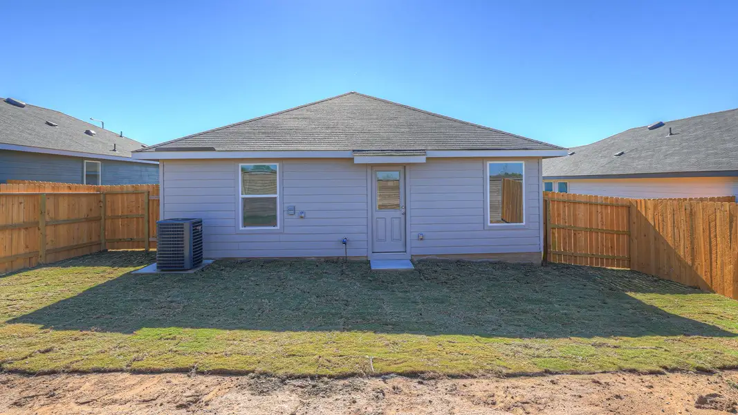 Exterior details and patio area of a home in Ladera, Luling (Image 4).