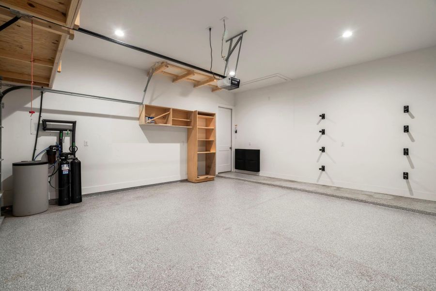 Spacious, unfurnished interior of a new home in Meridiana, Iowa Colony (Image 15).