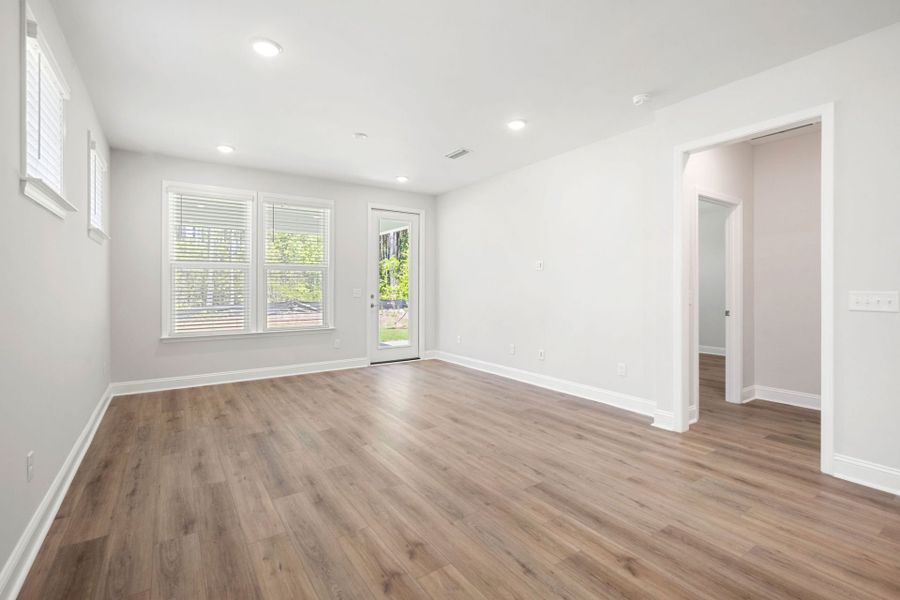 Spacious, unfurnished interior of a new home in Del Webb Savannah at Heartwood, Richmond Hill (Image 24).