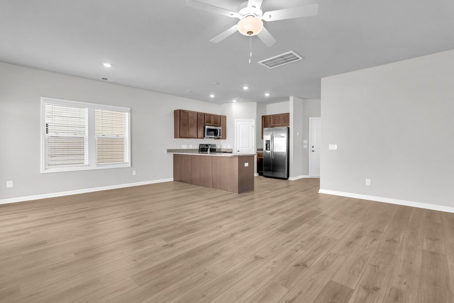 Spacious, unfurnished interior of a new home in Central Creek, Goose Creek (Image 22).