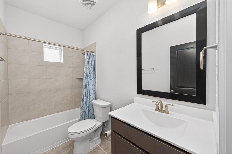 Furnished interior view inside a new home in Dunham Pointe 65' Homesites, Cypress (Image 43). Furnished interior view inside a new home in Dunham Pointe 65' Homesites, Cypress (Image 43).