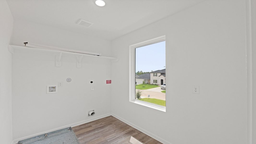 Representative unfurnished interior of a home built from the Davis by D.R. Horton in Lake Conroe Cove, Willis (Image 27).