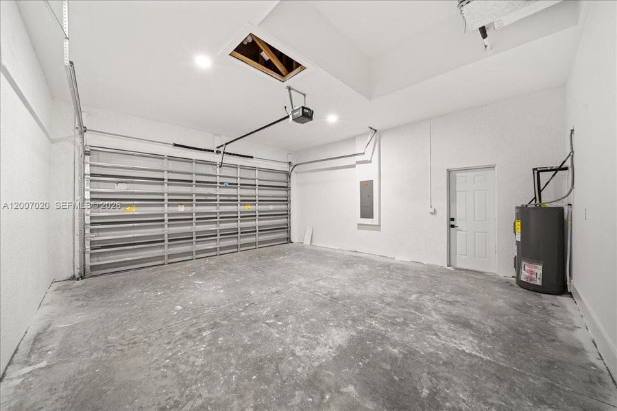 Spacious, unfurnished interior of a new home in , Lehigh Acres (Image 30).