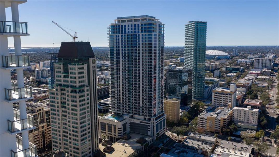Condo located in St. Petersburg, FL showcasing its design and architecture (Image 3).