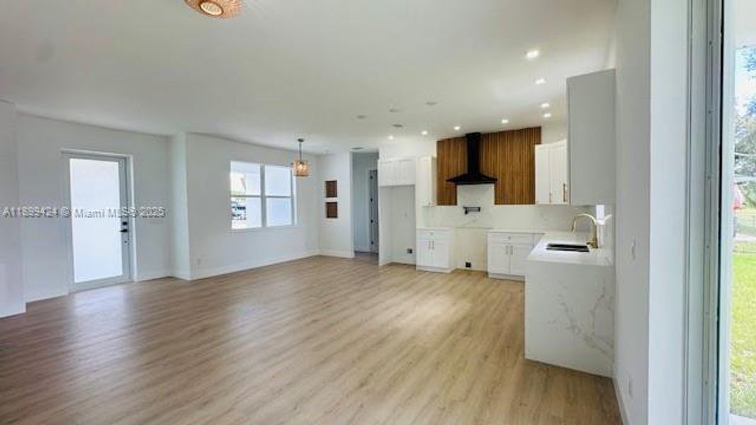 Spacious, unfurnished interior of a new home in , Lake Placid (Image 14).