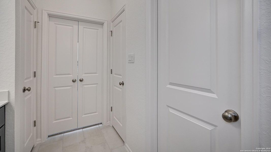 Spacious, unfurnished interior of a new home in Ladera 40', San Antonio (Image 23).