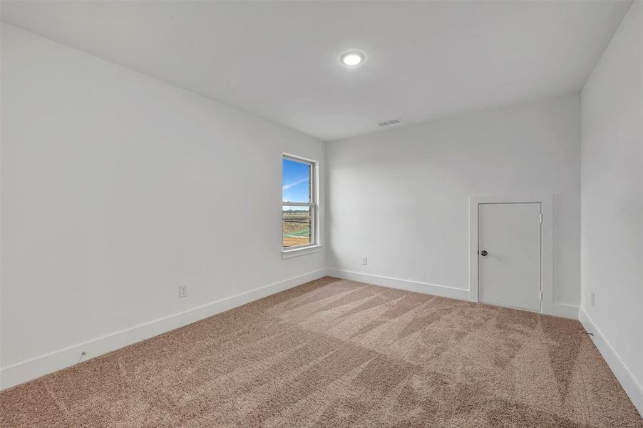 Spacious, unfurnished interior of a new home in Lily Creek at Sutton Fields, Aubrey (Image 37).