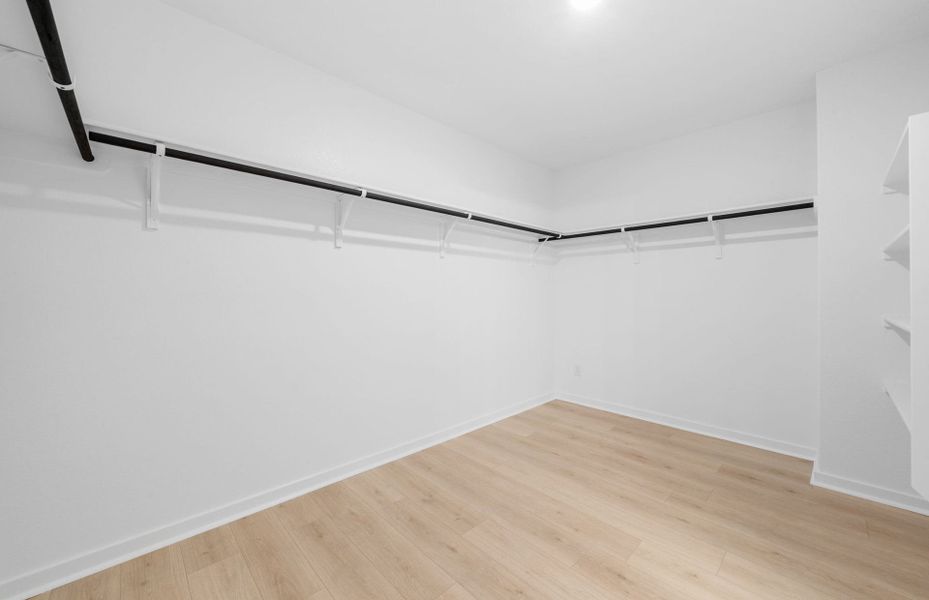 Spacious, unfurnished interior of a new home in Sunfield, Buda (Image 36).