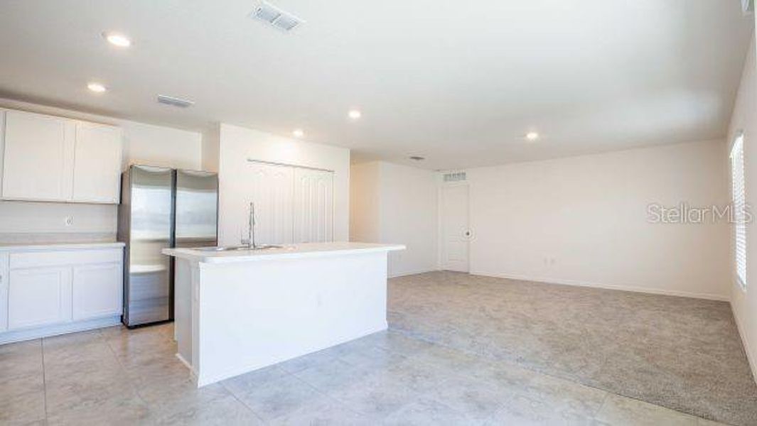 Spacious, unfurnished interior of a new home in Royal Highlands, Weeki Wachee (Image 14).