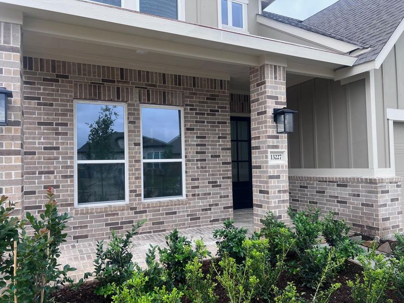 Exterior details and patio area of a home in Wood Leaf Reserve, Tomball (Image 11).