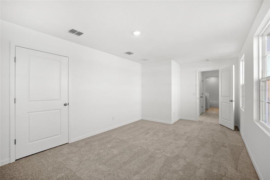 Spacious, unfurnished interior of a new home in , Kissimmee (Image 40).
