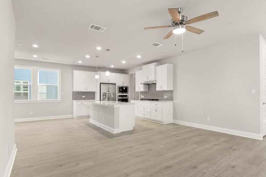 Spacious, unfurnished interior of a new home in Clear Creek, Round Rock (Image 34).