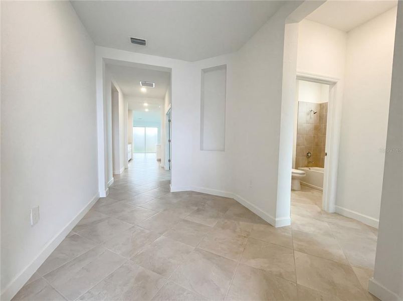 Spacious, unfurnished interior of a new home in Harbor East, Port Charlotte (Image 17).