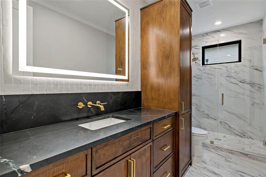 Full 1st floor guest bathroom