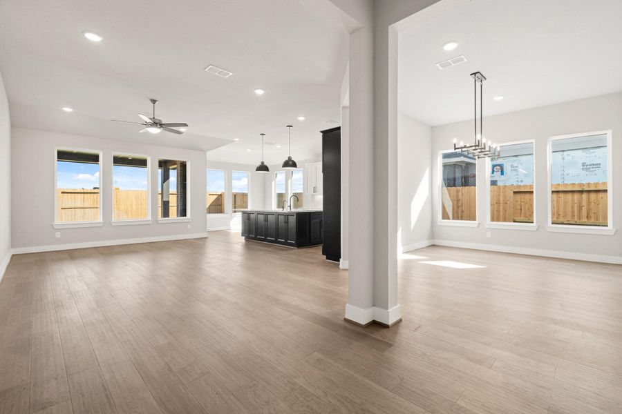 *REPRESENTATION PHOTO* Dining Room
