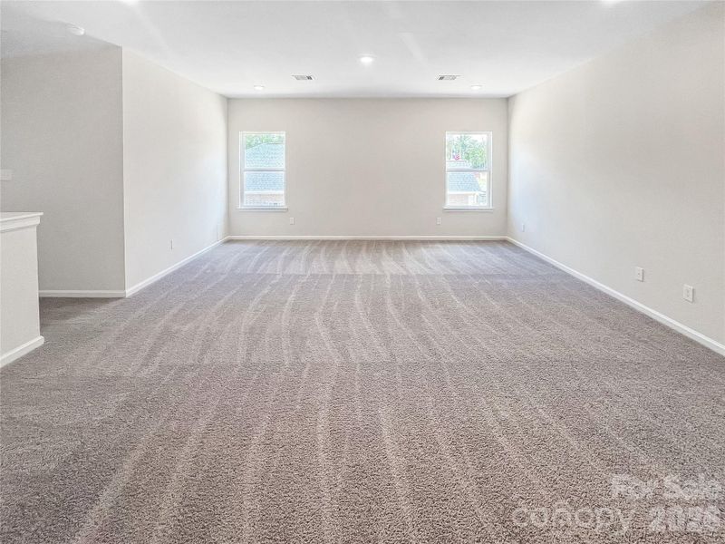 Spacious, unfurnished interior of a new home in Sunset Meadows, Charlotte (Image 19).