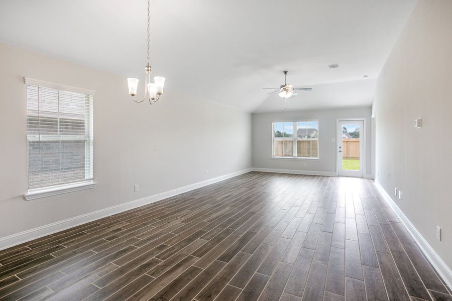 Spacious, unfurnished interior of a new home in Bayou Maison, Dickinson (Image 15).
