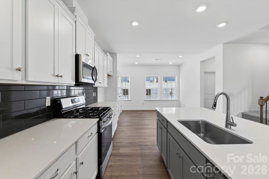 What a beautiful kitchen to host your next party !