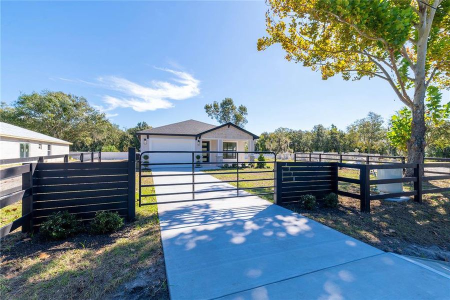 Exterior details and patio area of a home in , Lakeland (Image 38).