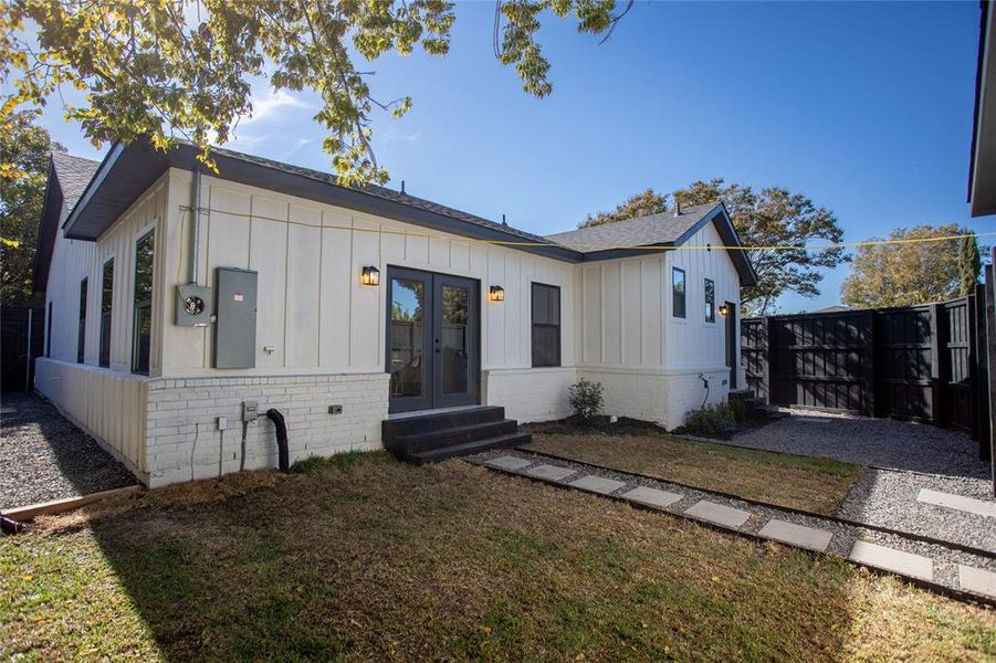 View of front facade with a front lawn