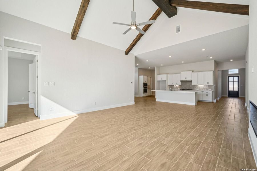 Spacious, unfurnished interior of a new home in Meyer Ranch, New Braunfels (Image 13).